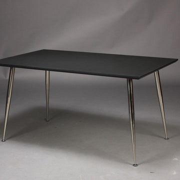 Skrivebord, sort højtrykslaminat, metal ben 130 x 70 cm. | HemmingsenInteriør