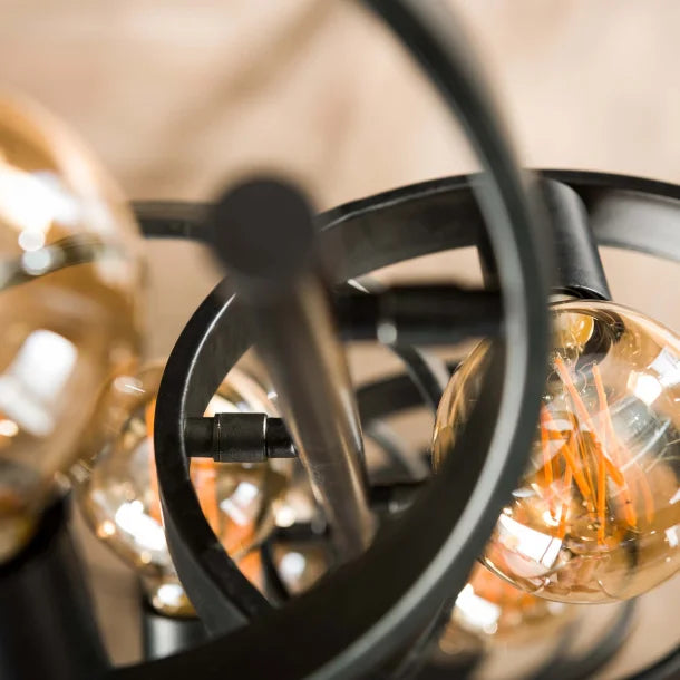 Gulvlampe med 8 svævende åbne skærme i sort metal