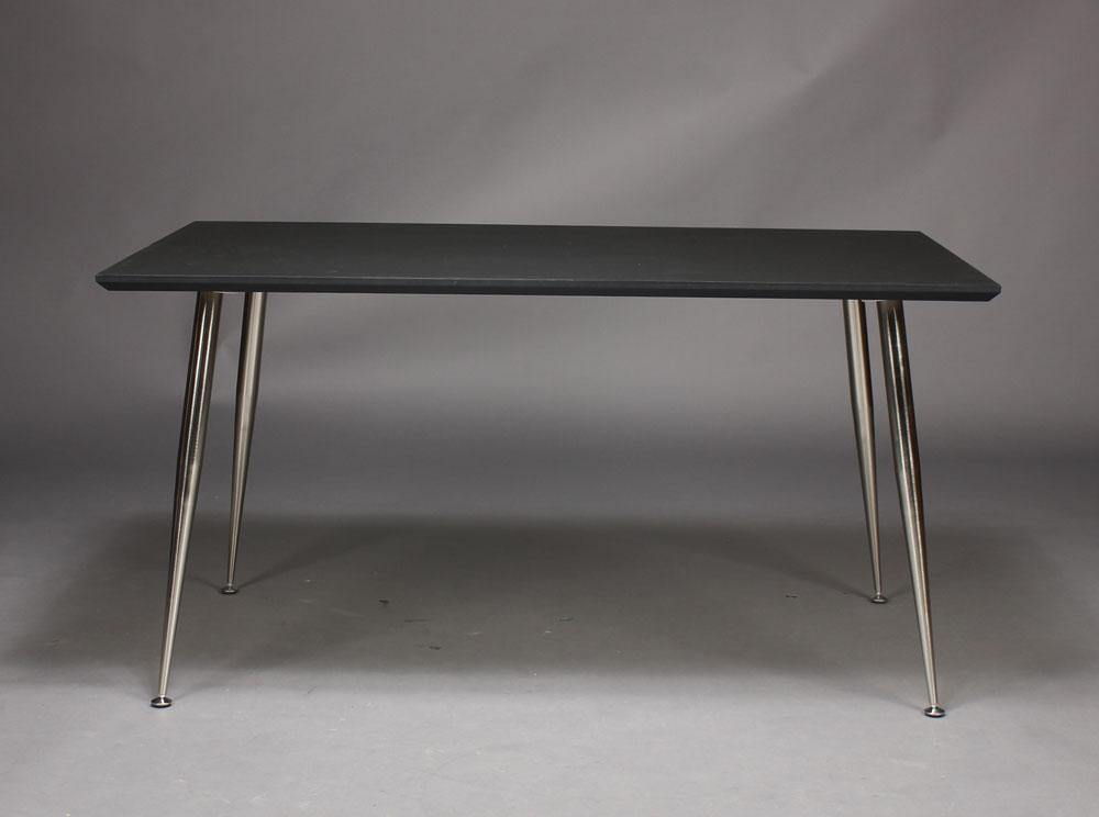 Skrivebord, sort højtrykslaminat, metal ben 130 x 70 cm. | HemmingsenInteriør