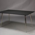 Skrivebord, sort højtrykslaminat, metal ben 130 x 70 cm. | HemmingsenInteriør