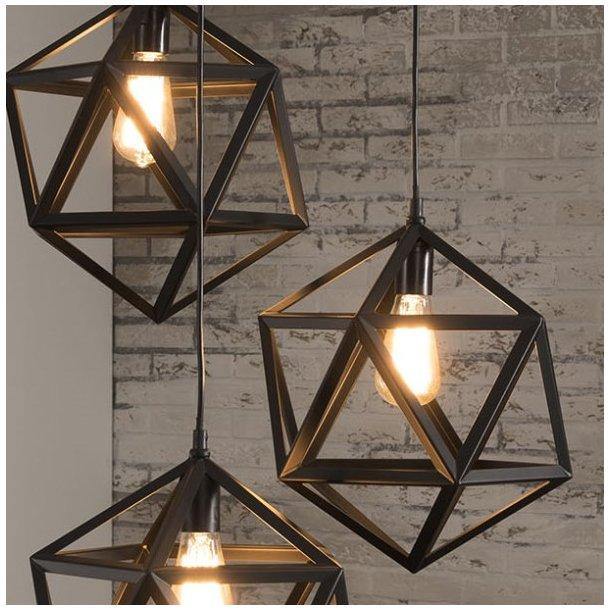Loftslampe, industri design, sort metal, triangelformet | HemmingsenInteriør